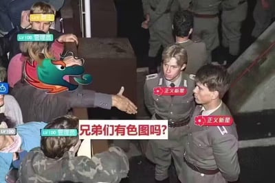 这是一张网友二次创作的搞笑梗图，以冷战时期东德士兵投奔西德的历史照片为底图，给图中人物添加了中文网络群聊的身份标识：左上角人物标注为「群主」，多名人物被标注「LV100 管理员」，两名穿军装的人物则被打上「正义新星」的标签；画面中一名管理员伸手喊话，配文「兄弟们有色图吗？」，营造出在群聊里管理员公然索要违规内容，被带有「正义新星」标识的「举报者」当场抓包的尴尬又搞笑的场景，用严肃的历史画面搭配低俗求图的内容，通过强烈反差制造喜剧效果。