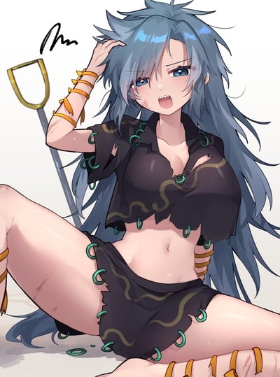 图中是一位蓝发蓝眼的二次元原创少女，刚经历过一场战斗的她脸上、手臂和腿部都带有擦伤与污渍，上衣和短裤也出现破损。她坐在地面上，一只手撑在头顶，嘴巴大张着喘息，眼神里带着疲惫与些许委屈，露出的尖牙让她又带点小凶狠的反差感。她的手臂绑着黄色绑带，衣服带有绿色环扣装饰，身后斜靠着一把类似三叉戟的武器，整体画面将少女战斗后的狼狈与软萌画风结合，呈现出力竭的状态。