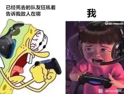这是一张左右对比的多图拼接梗图，左侧是经过P图改编的卡通角色海绵宝宝，它戴着黑色头戴式耳机，眼睛暴起、大张着嘴，表情极度崩溃，双手握着游戏手柄，上方配文“已经死去的队友狂吼着告诉我敌人在哪”，表现出已经阵亡的队友急切报点的状态；右侧是一个戴着耳机的真人小孩，同样握着游戏手柄，满脸是泪、大哭不止，上方标注“我”，表现出面对队友的狂吼报点，自己却慌乱无措、心态崩溃的状态，整体用夸张的画面调侃了多人联机游戏中常见的队友报点时双方的搞笑状态，十分贴合玩家的游戏体验。
