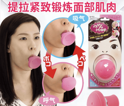 图片为一款面部肌肉锻炼器的宣传物料，主体展示一位女性正在使用粉色圆形锻炼器，通过口部含住进行面部肌肉训练。画面上方有红色大字标题“提拉紧致锻炼面部肌肉”，中间区域用蓝色和红色箭头分别标注“吸气”和“呼气”动作，并配有对应口部特写的圆形示意图。右侧展示了产品包装，包装上有日文文字“フェイストレーナー”（面部训练器）及“表情筋·ほっほ·頬筋を鍛える!!”（锻炼表情肌、脸颊、面部肌肉!!）等宣传语，底部还有“毎日楽しくお顔エクササイズ!!”（每天愉快地进行面部锻炼!!）的字样，整体通过图文结合的方式详细演示了产品的使用方法和功能。