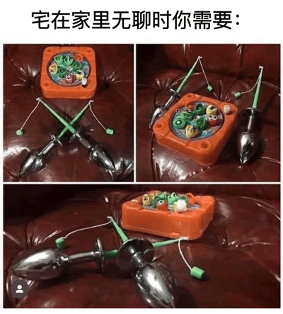 这是一张三格拼接的搞笑图片，展示了一个普通的儿童钓鱼玩具被改装成了"硬核"版本。第一张图展示了橙色底座的钓鱼玩具，上面有彩色的小鱼目标；第二张图显示玩具两侧各放置了一把带有绿色手柄的金属工具作为钓鱼竿；第三张图则展示了这些"鱼竿"被交叉放置在玩具上的滑稽场景。图片上方配有文字"宅在家里无聊时你需要："，通过夸张的改装手法幽默地表现了人们在家无聊时的创意消遣方式。