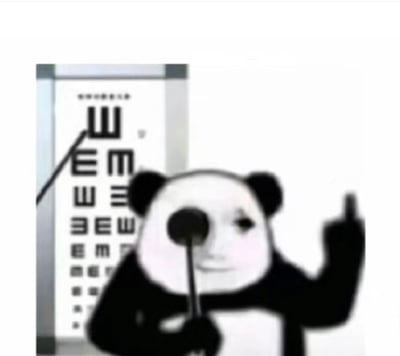 这张图是一只拟人化熊猫表情包，站在视力检测的视力表旁边，摆出一种明显的调侃动作。视力表上的字母全部由“E”和“M”排列组成，像是在不断重复“MEMEMEME”，用网络用语制造视觉上的幽默。整体风格简洁、夸张，是典型的网络自制梗图场景。
暗含网络自嘲、无语等情绪，手势也有一定暗示性质。