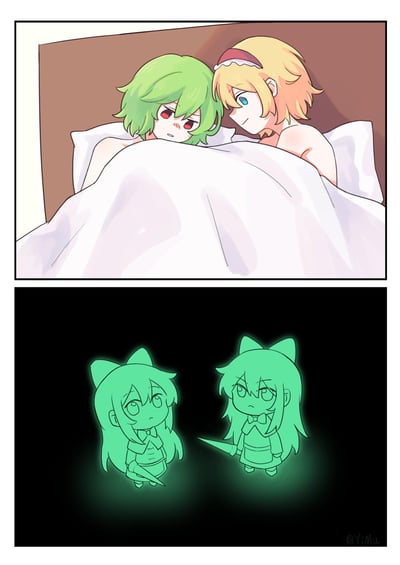 这是东方Project的同人二创连环漫画，分为上下两格：
上格：风见幽香与爱丽丝·玛格特罗依德同躺在床上，被子遮盖身体，幽香面露窘迫不自在的神情，爱丽丝则侧头看向她，氛围暧昧。
下格：黑暗背景中，琪露诺与大妖精以发着绿光的幽灵形象出现，手持小刀，表情严肃，仿佛在“抓包”二人，用东方角色演绎了类似情侣同床被抓的趣味梗，属于ACG圈的脑洞创作。