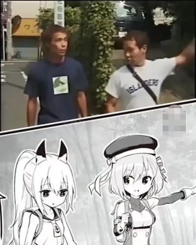 图片为上下拼接的对比梗图，上半部分是两名男子的真人街景：左侧男子穿深蓝色T恤，表情略带惊讶地看向右侧；右侧男子穿白色印有“ISLANDERS”字样的T恤，伸出右手做出指向动作，背景有绿植、停放的车辆和日式店铺招牌。下半部分是黑白动漫风格插画：左侧为扎双马尾、戴黑色角状发饰的少女，表情平静站立；右侧为戴水手帽的少女，伸出右手做出与真人男子相同的指向动作，整体构图形成真人场景与动漫角色的趣味模仿对比。