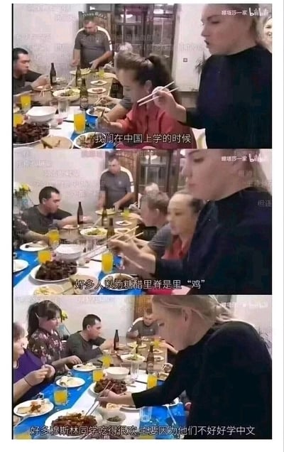 这是由三张视频截图拼接而成的连环图，展现了一个因中文谐音引发的跨文化趣事。画面中一群外国人围坐在摆满菜肴的餐桌旁，一位外国女性作为讲述者，手持筷子分享在中国上学时的经历：由于“里脊”和“里鸡”发音相近，不少没学好中文的穆斯林同学误以为“糖醋里脊”是鸡肉制作的菜肴，而穆斯林不食用猪肉，所以他们毫无顾忌地吃得很开心，实际这道菜是猪肉里脊制作的，通过中文谐音的误会制造出搞笑的效果。