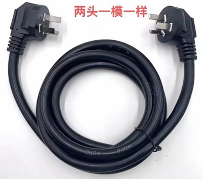 这张实拍图展示了一根黑色的电源线，令人匪夷所思的是它的两端都是中国标准的三孔插头，完全没有可连接用电设备的接口，图片上方配有红色文字“两头一模一样”点明这个离谱的设计。这种反常识的产品设计毫无实用价值，充满荒诞感，让人对其存在意义感到困惑。