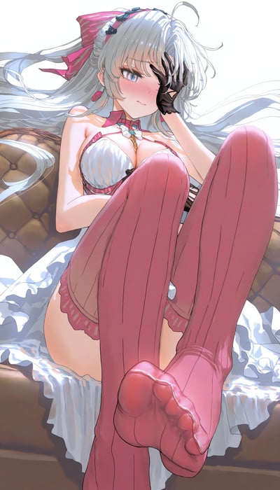 图中是一位银发蓝眼的二次元少女，她侧躺在软包沙发的白色衬布上，脸颊泛起明显红晕，用一只黑色蕾丝手套捂住半张脸，眼神带着羞涩，身体蜷缩着，身着带有粉色装饰的白色上衣，搭配粉色长袜，整体画面风格柔和，氛围十分娇羞软萌，无任何双关、谐音梗或暗示类内容。