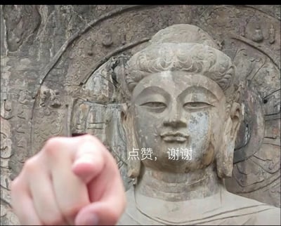 这张图的主体是一尊古代石雕佛像背景，画面前方有一只手指向观众，类似于经典的“你”式表情包。整体给人一种互动感和幽默气氛，适合用作网络玩梗或回应。画风中西合璧，增加了反差感。