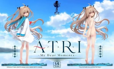 这是一张《ATRI -My Dear Moments-》中亚托莉的1/6比例手办宣传图，采用左右分栏对比的形式呈现两个版本：左侧为常服版，亚托莉身着标志性的白色水手服，双手轻拉住被风吹起的裙摆，赤脚站在模拟水波的底座上；右侧为裸体版，亚托莉赤裸身体，双手背在身后，同样立于同款水波底座。背景是清新的蓝天白云海边场景，图中清晰标注了手办的品牌「萝卜子ROBOKO」、版本名称、1/6的比例规格以及产品尺寸（长250mm，高180mm，深180mm），整体画面还原了角色温柔羞涩的气质，为模玩爱好者展示了手办的不同形态细节。