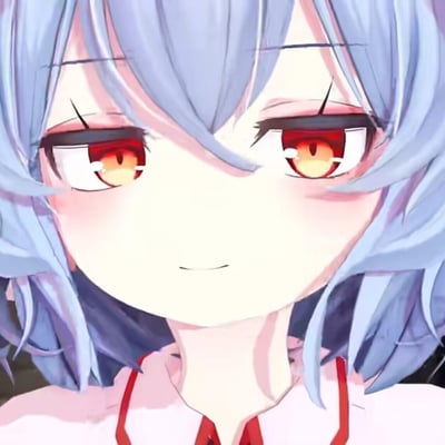 这是游戏《原神》角色甘雨的二次创作图像，原角色的浅蓝色眼眸被替换为红黄色渐变的亮眼，保留了甘雨标志性的浅蓝色卷发，角色嘴角带着淡淡的、略带戏谑的微笑，眼神看起来有些腹黑，和原角色清冷温柔的气质形成强烈反差，常被用作表情包来表达调侃、腹黑的情绪。