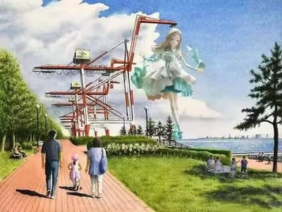 这是一张创意合成的视觉错位图，画面背景是现实中的滨海休闲步道：红砖步道上有一家三口漫步，草坪和海边分布着休闲的人群，远处是蓝色的海面和城市轮廓，步道旁排列着红色的港口起重机。创作者将一位身着浅蓝白连衣裙的二次元长发少女与起重机结合，利用视觉错位，让起重机的吊臂看起来像是连接在少女身上，营造出少女被起重机吊起、悬浮在空中的奇幻效果。真实的日常场景与二次元角色的碰撞，加上巧妙的错位设计，让画面充满治愈感与趣味性。