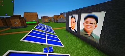 这是一张沙盒游戏《我的世界》的屏幕截图，画面展现了游戏内的户外生存风格场景：前景是几块蓝白配色的太阳能板（应为游戏模组新增道具），中后区域坐落着几座典型的木质小屋，右侧的深色方块墙壁上，玩家用不同颜色的方块拼出了两幅像素化的真实人物肖像，将现实人物形象以游戏特有的方块像素风格还原，属于玩家的创意建造内容。