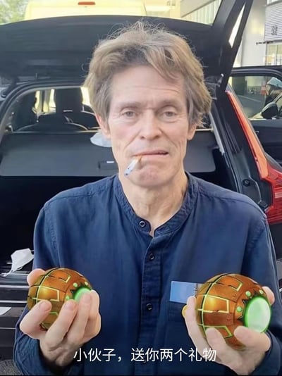 一位中年男子站在打开的汽车后备箱前，嘴里叼着香烟，双手各持一个橙色球形物体。这两个物体表面有类似机械纹路的图案，并带有绿色发光点，看起来像是某种科幻或游戏道具。图片底部有文字："小伙子，送你两个礼物"。男子表情平静，与手中奇特的物品形成反差，营造出一种幽默效果。