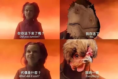 这是一张四格拼接的搞笑改编梗图，采用中英文对照字幕呈现对话。第一格是红发小女孩，表情严肃地看向对方，配文“你存活下来了吗？”；第二格是一个顶着鱼头的角色，面无表情地回应“我存活了”；第三格小女孩继续追问，配文“代价是什么？”；第四格中原本的鱼头角色变成了火鸡头，神态呆滞无奈，配文“我的一切”。该梗结合西方感恩节食用火鸡的传统习俗，用角色形象的突变制造反差感，调侃火鸡在感恩节注定被端上餐桌的“悲惨”命运，将原本影视中严肃的对话场景转化为充满节日趣味的搞笑内容。