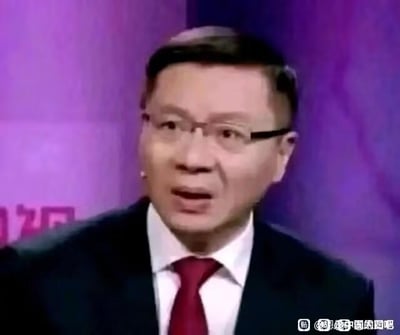这是一张访谈类节目的视频截图，图中人物为学者张维为，他佩戴黑框眼镜，身着深色西装、白色衬衫与红色领带，面部呈现出明显的惊讶神态：眼睛睁大，嘴巴张开，仿佛正处于发言或因某事感到意外的状态。该截图常被网友用作表情包，用来传递震惊、意外的情绪，没有双关、谐音梗等特殊内容。