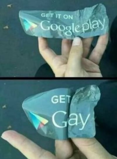 这张图片分为上下两部分。上半部分展示一张写有“GET IT ON Google play”的贴纸，手指正把它拿起来。下半部分这张贴纸被对折遮住了一部分“Google play”，只剩下“GET Gay”。该梗图巧妙利用英文遮挡形成的谐音双关，把品牌标语变成与性取向相关的幽默调侃。

【双关说明】：Google play中的“play”被折叠遮挡，仅剩“Gay”，形成调侃性取向的搞笑效果。