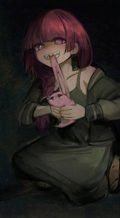 一幅二次元风格插画，描绘了一位有着粉红色头发的少女。她有着紫色的眼睛，嘴角上扬露出尖锐的牙齿，舌头伸出并与手中的粉色生物相连。少女穿着绿色的吊带裙和外套，蹲坐在地上，姿态显得有些诡异而俏皮。背景为深色，突出人物主体。