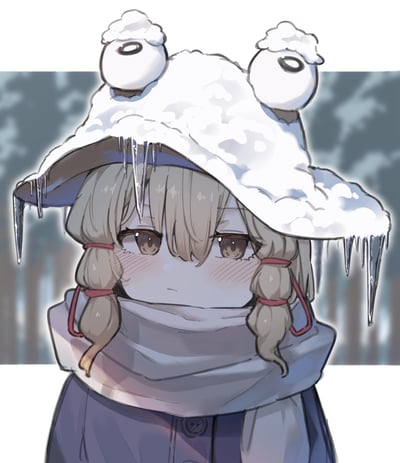 插画中是一位冬日装扮的卡通女孩，她戴着一顶被白雪覆盖的青蛙造型帽子，帽子上两个圆圆的眼睛格外醒目，边缘还挂着长长的冰棱。女孩有着浅金色的双马尾，发尾系着红色的蝴蝶结，脸颊泛着淡淡的红晕。她穿着厚实的围巾和深蓝色外套，背景是模糊的雪景树林，整体营造出一种冬日寒冷又可爱的氛围。