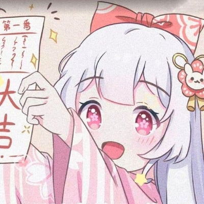 这是一张风格软萌治愈的二次元静态插画，画面主体是一位白发粉眼的少女，她身着粉白条纹的和服，头上系着带有花纹的红色大蝴蝶结，发间还别着一个兔子造型的可爱发饰。少女的粉色眼眸里带有樱花纹样，脸上满是惊喜兴奋的神情，嘴巴张开，左手高高举着一张写有“第一番”和大大的“大吉”字样的签纸，签纸旁点缀着星星状的闪光特效，整体画面色彩柔和粉嫩，充满了喜庆、吉祥的氛围，完美传递出抽中好签的欢快与好运将至的喜悦感，非常适合作为新年祈福、好运相关的配图使用。