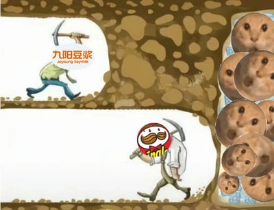 图片以洞穴为背景，左侧有一位身着绿色上衣、蓝色裤子的人物手持镐头奔跑，上方标注“九阳豆浆 Joyoung Soymilk”；下方另一位身着白色上衣、绿色裤子的人物同样手持镐头奔跑，胸前有带胡子形象的“Lay's”品牌标识。右侧则整齐排列着多个圆形、带有眼睛和嘴巴的土豆状卡通形象，整体呈现出品牌跨界的幽默挖矿场景，仿佛在“挖掘”土豆资源，充满趣味和创意。