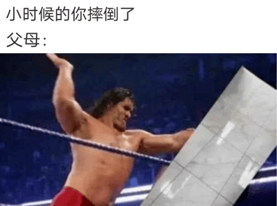 图片上方配有文字“小时候的你摔倒了 父母：”，下方是一张职业摔跤比赛的照片。图中一名赤裸上身、穿着红色短裤的男性摔跤手，在蓝色灯光的擂台上，右手高举一块破碎的瓷砖碎片，左手向上扬起，表情激动，姿态充满力量感。通过夸张的摔跤场景来幽默表现父母看到孩子摔倒时可能出现的过度反应，形成反差萌的搞笑效果。