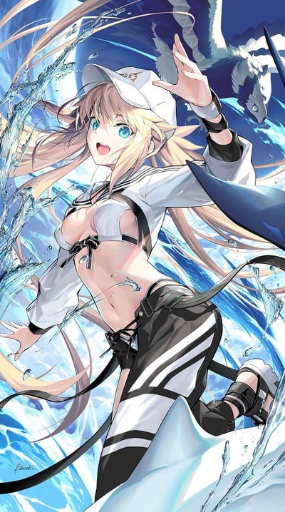 这是一幅《Fate/Grand Order》角色谜之女主角XX的原创同人插画，角色身着黑白配色的清凉泳装风格服饰，头戴白色棒球帽，在飞溅的蓝色水花中摆出充满动感的姿势，身后伴随类似幻兽的生物。角色表情兴奋张扬，利落的身材线条与环绕的水花相得益彰，整体画面色彩明快，水元素的刻画让画面极具活力与视觉冲击力，展现出角色灵动飒爽的气质。