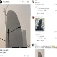 这是一张社交媒体动态的截图，左侧是一栋正在施工的高层建筑，其灰白色的外观、顶部的结构与《新世纪福音战士》中角色绫波丽的经典战斗服造型高度相似；右侧是该动态的评论区，有网友提问“这是什么建筑？”，还有网友附上绫波丽的动画截图进行对比，将现实建筑与动漫角色的外形撞脸进行趣味联动，引发网友的趣味讨论。