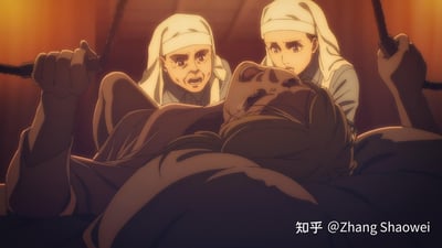 这是动画《进击的巨人》中的一幕，画面里一名女性正躺在产床上，双手紧握产床把手，面部因分娩的痛苦而扭曲大张着嘴；她身后两名身着修女装束的医护人员神情紧绷，面露焦急，正全力协助产妇生产，暖黄的昏暗色调让整个场景的紧张感拉满，传递出强烈的压迫感与紧迫感。