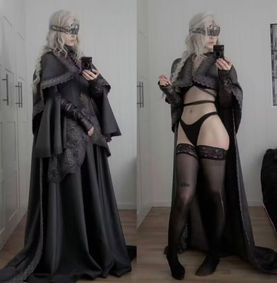 这是一张左右对比图，左侧是coser完整还原《黑暗之魂》中防火女的造型，身着全套暗黑系华丽长袍，佩戴标志性的盲眼头冠，手持相机自拍；右侧则是coser将外袍解开，露出内搭的黑色性感内衣与蕾丝长筒袜，同样手持相机自拍，呈现出严肃还原与性感反差的强烈视觉效果。
