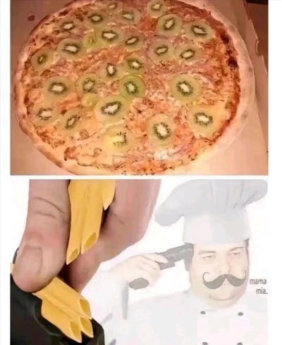 这是一张上下拼接的搞笑梗图，上半部分展示了一款违背常规饮食搭配的黑暗料理披萨：在传统披萨的饼底与酱料之上，铺满了切片猕猴桃，这种水果与咸口披萨的怪异组合完全打破了大众对披萨的认知；下半部分是创意视觉错位图，一只手的拇指与几根通心粉组合成了类似手势的视觉效果，旁边是戴着厨师帽、留着小胡子的厨师，他手持枪械抵在自己头上，右下角配文“mama mia”，用夸张、荒诞的画面，生动表现出坚守正统美食理念的厨师看到这种黑暗料理后崩溃、绝望的情绪，以此吐槽这种奇葩的食物搭配方式。