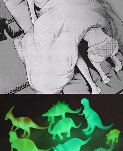 这是一张上下拼接的对比式趣味梗图，上半部分为黑白动漫风格画面，呈现一个人物趴在床上，被子遮盖住上半身，仅露出的腿部和脚部因视角与造型巧合，形成了酷似恐龙肢体的视觉错位效果；下半部分是在黑暗环境中发出荧光的多款恐龙玩具，与上半部分的视觉错觉形成呼应，放大了“人物腿部是恐龙腿”的搞笑反差感，通过视觉错位制造出荒诞有趣的趣味效果。