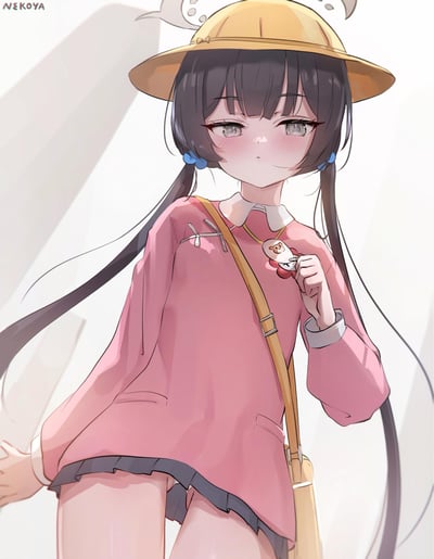这是一幅二次元同人插画，描绘了游戏《蔚蓝档案》中的角色霞泽美游（幼稚园形态）：她戴着标志性的黄色幼稚园安全帽，留着乌黑顺滑的长双马尾，用蓝色发饰束起；身穿粉色带白色小翻领的宽松上衣，搭配深色百褶短裙，斜挎着米黄色小挎包，右手捏着包带上带有小熊图案的可爱挂饰。角色脸颊晕着淡淡的粉，眼神柔和低垂，神态羞涩软萌，背景是简洁的浅灰白色调，最大程度突出了角色的可爱感，画风细腻柔和，充满治愈感。