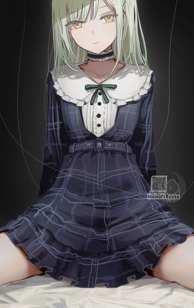 插画中是一位有着浅绿色长发和黄色眼眸的少女，她穿着深蓝色格子连衣裙，领口为白色蕾丝花边设计，系着绿色蝴蝶结，脖颈戴着黑色项圈。少女双腿分开跪坐，背景为纯黑色，整体氛围静谧。右下角有艺术家“Inamori Ryusa”的署名水印及二维码。
