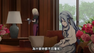 动漫《MyGO!》中的一个室内场景，蓝灰色长发的少女Tomori Wakana坐在红色沙发上，表情忧伤，双手交叠放在腿上，面前的茶几上有红玫瑰花束。背景中，金发少女Anon背对着镜头，站在木质门边，手中端着托盘和茶杯。画面底部有字幕：'為什麼妳都不回覆呢?'，展现出角色间的情感张力和等待回复的失落情绪。