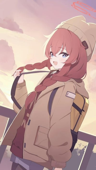 插画中是一位红发双马尾少女，她戴着米色帽子，身穿同色系连帽外套，内搭深色衣物，背着黄色背包。少女侧身站立，右手轻拉背包肩带，嘴角上扬露出微笑，蓝色眼眸明亮有神。背景是温暖的黄昏天空，云层染上粉紫色霞光，整体画面充满元气与治愈感。