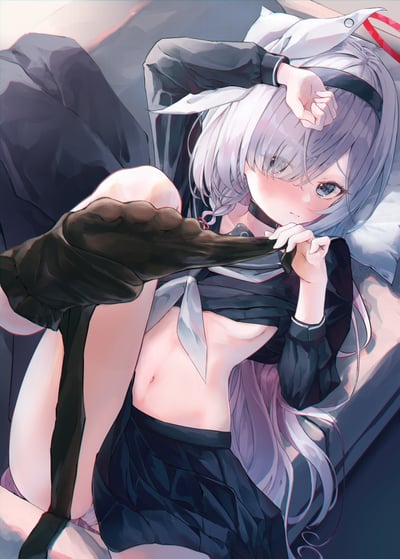 图中是一位银发的二次元少女，身着深色JK制服，正躺在床上，一只手抬起放在额头旁，另一只手拉扯着自己的上衣，露出纤细的腰腹，脸上带着泛红的羞涩神情，整体氛围慵懒又带着娇俏感，画面带有轻微的红蓝偏移的视觉效果，增添了朦胧感。图中无谐音梗或双关内容。