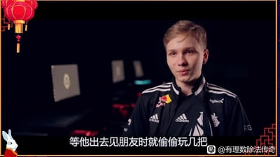图片中是一位穿着印有Red Bull、Adidas和Logitech等赞助商logo黑色电竞夹克的男性，背景为深色，左侧悬挂着带有中国传统元素的红色灯笼，后方摆放着多台电脑显示器，营造出电竞训练室的氛围。图下方配有白色文字：“等他出去见朋友时就偷偷玩几把”，整体场景结合节日装饰与俏皮文案，展现出一种趁他人外出偷偷进行游戏活动的轻松诙谐感。