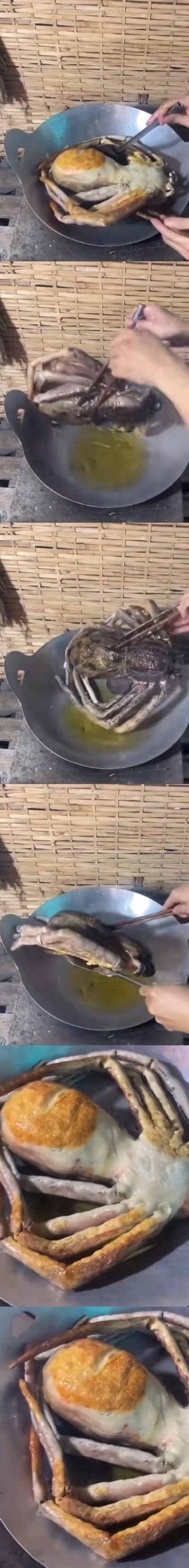 这是一组竖屏连环实拍图，完整展示了煎制带膏螃蟹的过程：初始阶段是半熟的带膏螃蟹在平底锅中，烹饪者用工具固定螃蟹后将其翻面，继续煎制螃蟹的另一面，最终螃蟹的蟹膏与蟹腿都煎至金黄诱人，完成烹饪。步骤清晰，成品看起来极具食欲，是直观的海鲜烹饪教程类内容。