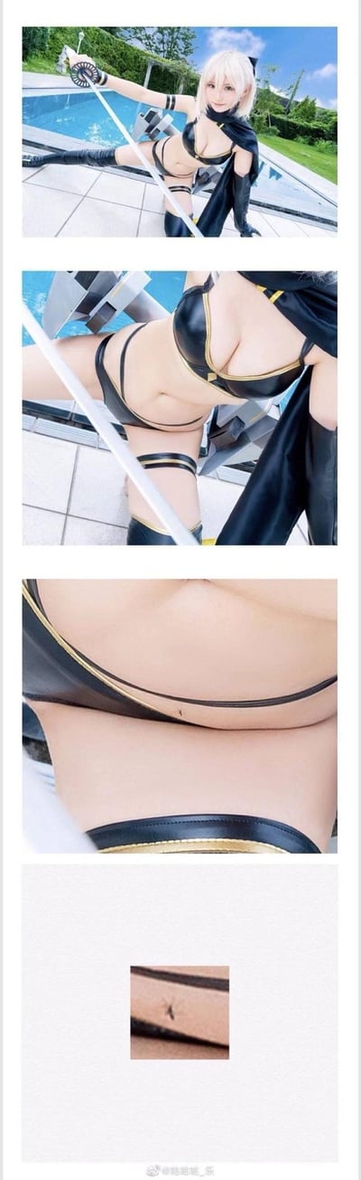 四张图片组成的竖版拼贴，展示一位穿着黑色比基尼式cosplay服装的女性在泳池边的造型。第一张为全身照，女性手持长剑，摆出战斗姿势；第二张为上半身特写；第三张为腰部以下特写；第四张为皮肤上小疤痕的特写。