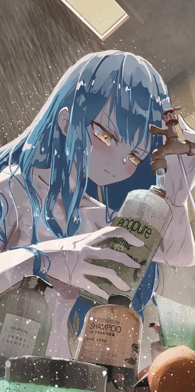 插画中描绘了一位蓝发少女在浴室淋浴的场景。她有着及腰的蓝色长发，发丝上沾满水珠，黄色眼眸半睁，带着一丝不耐烦的困倦表情。少女正用双手倒着一瓶标有"ecopure"字样的洗发水，周围水花四溅，背景中可以看到其他洗护用品。整体画面光影效果细腻，水珠和发丝的质感表现出色，呈现出一种略带慵懒的日系唯美风格。