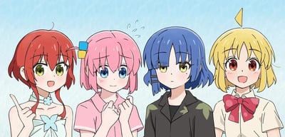 这是一张基于动画《孤独摇滚！》创作的夏日主题同人插画，画面以浅蓝色的水色背景营造出清爽的夏日氛围，四位主角从左到右依次排列：喜多郁代红发配绿瞳，身着带蓝白花饰的浅色吊带，面带灿烂笑容，右手食指向上指；后藤独（波奇酱）粉发配蓝瞳，穿着粉色短袖，双手攥在胸前，脸上带着慌张的神情，头顶还挂着汗珠，完美还原了她社恐容易紧张的性格；山田凉蓝发配黄瞳，身着深色带绿斑的上衣，表情冷漠淡然，眼神看向画面一侧，尽显她的酷感；伊地知虹夏黄发配红瞳，穿着带有红色蝴蝶结的浅色衬衫，咧嘴露出活泼的笑容，充满元气。整幅画风格清新可爱，精准还原了每个角色的性格特质。