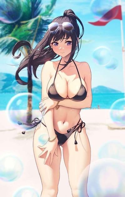 这是一张动漫风格的夏日海滩插画，画面中央是一位穿着黑色比基尼的少女。她有着黑色长发，头发上戴着墨镜，紫色的眼睛带着微笑，双臂交叉在胸前。背景中有棕榈树、蓝色的大海、远处的山脉和飘扬的红旗，周围还有许多透明的气泡，营造出轻松愉快的夏日氛围。