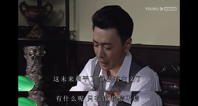 这是国产谍战剧《潜伏》的截图，画面中的角色是唯利是图的情报贩子谢若林，他低头说出经典台词：“这未来和平了 就没有主义了 有什么呢 只有钱 你信不信”。这句台词精准戳中了对功利化现实的调侃，常被网友用来表达对“金钱至上”现象的感慨，图中没有双关、谐音梗或暗示内容。