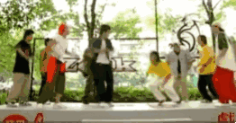 图片为2004年台剧《紫禁之巅》第6集经典场景截图，画面中多名角色在户外绿树背景下聚集，两名男性角色做出类似尬舞的对峙动作，周围有人围观或试图介入。该场景因“打架像跳舞”的荒诞表现被网友挖掘，2018年爆红网络，衍生出“住手，你们不要再打了”的流行梗，常用于调侃无意义争执或表达劝架无能的无奈情绪。