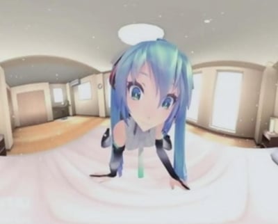 这是一张带有VR鱼眼畸变效果的3D渲染图，画面核心是知名虚拟歌手初音未来，她有着标志性的蓝绿色双马尾长发，身着标志性的灰黑配色服饰，正以双手撑在卧室床铺床面的姿势，身体前倾近距离看向观看者，眼神柔和专注，仿佛在和观看者进行亲密互动。背景是一间布置温馨的日式风格卧室，可见房门、窗户和吸顶灯等设施，画面还点缀着细碎的光斑特效，整体营造出强烈的第一视角沉浸感，让观看者仿佛正与初音未来共处一室。