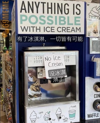 商店内的冰淇淋机场景，上方悬挂着醒目的英文标语'ANYTHING IS POSSIBLE WITH ICE CREAM'（中文翻译：有了冰淇淋，一切皆有可能），然而机器正面贴着一张手写纸条，用中英文写着'No Ice Cream'和'没冰淇淋了'，形成理想与现实的搞笑反差。