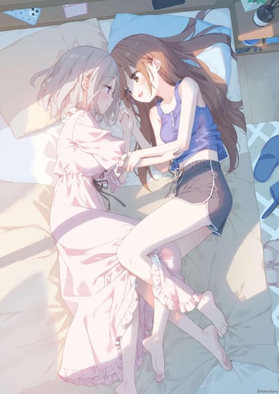 这是一幅温馨的百合向二次元插画，柔和的晨光洒在床铺上，两位少女面对面躺卧着，浅发少女身着粉色荷叶边睡裙，长发少女穿着蓝色背心与深色短裤，她们双手交握，脸颊带着淡淡的红晕，眼神温柔地望向彼此，氛围充满了羞涩的暧昧感，传递出少女间亲密深厚的情谊。