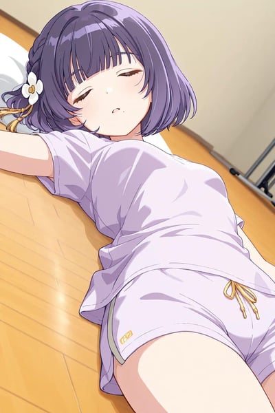 画面呈现出一位紫发齐肩的二次元少女，她闭着双眼，神态放松困倦，正躺在室内木质地板上，一只手臂向前伸展开，身着浅紫色短袖上衣与同色系短裤，头发侧边别着白色小花发饰，整体氛围慵懒治愈，传递出一种刚睡醒的松弛感。