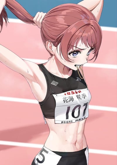 动漫风格插画中，红发少女花海咲季身着黑色运动背心，胸前号码布印有姓名“花海 咲季”及数字“107”，正站在粉色田径跑道上整理高马尾发型。她双臂高举，额头与颈部可见汗水滴落，表情略显疲惫却眼神专注，展现出运动后或赛前准备的动态瞬间，背景为简洁的跑道线条与蓝天，突出人物运动状态。