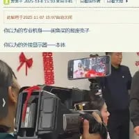 这是一张社交媒体平台的截图，画面呈现了多人用专业单反相机和手机共同拍摄一块带有红色蝴蝶结装饰的牌匾的真实场景，上方配文玩起谐音梗，将“单反”谐音为“铁蛋”，调侃大众认知里用专业单反摇镜头的“专业机”，实际上所谓的“地铁原相机”本体就是普通手机，通过这种认知反差制造出幽默搞笑的效果，风格接地气，适合在社交平台用来调侃摄影相关话题。